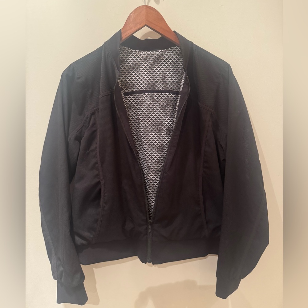 Lululemon reversible black/white jacket. No tags: M, 10—12.🖤Newly dry cleaned!